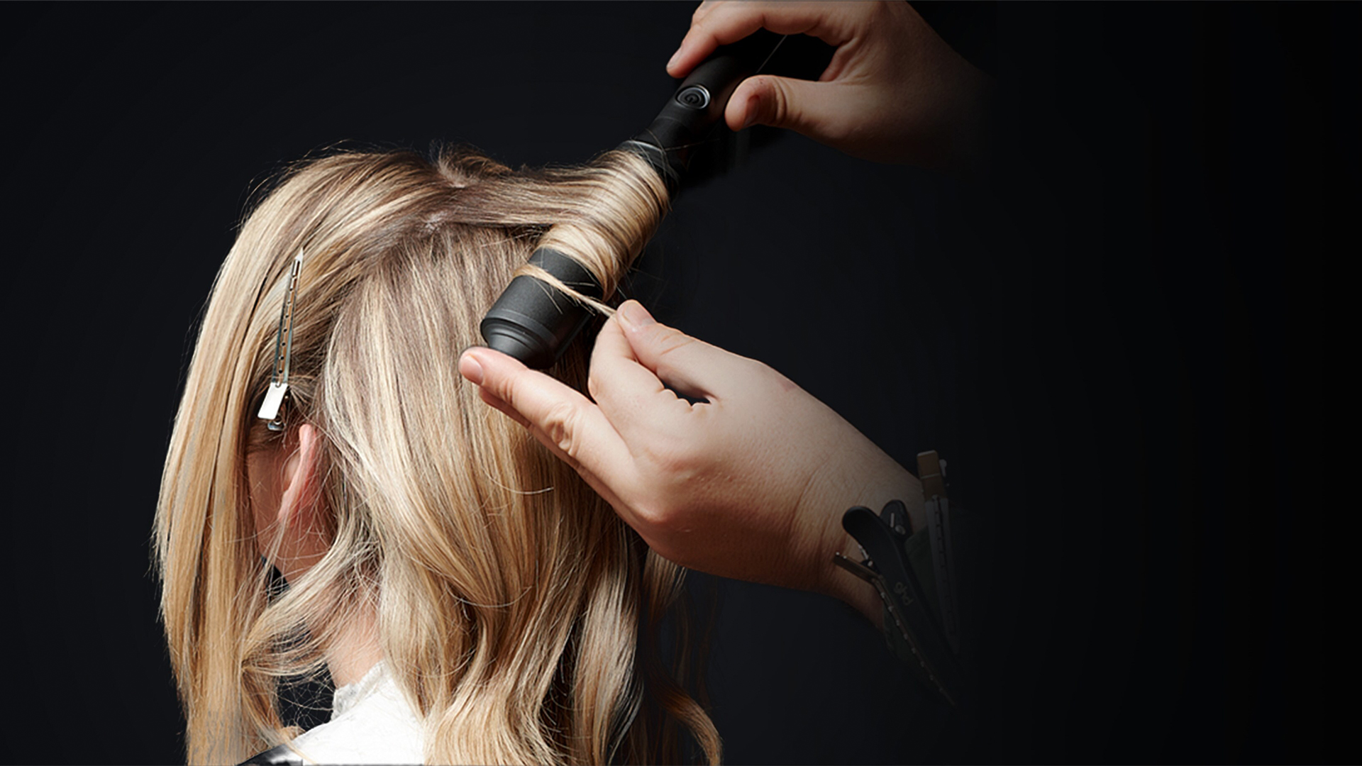 The Girl Curiling hair with the best hair wave wands